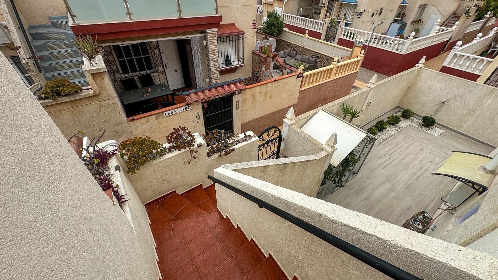 Willkommen in dieser einladenden Wohnung im Herzen von Playa Flamenca, ideal gelegen, nur 10 Gehminuten vom beliebten Einkaufszentrum La Zen