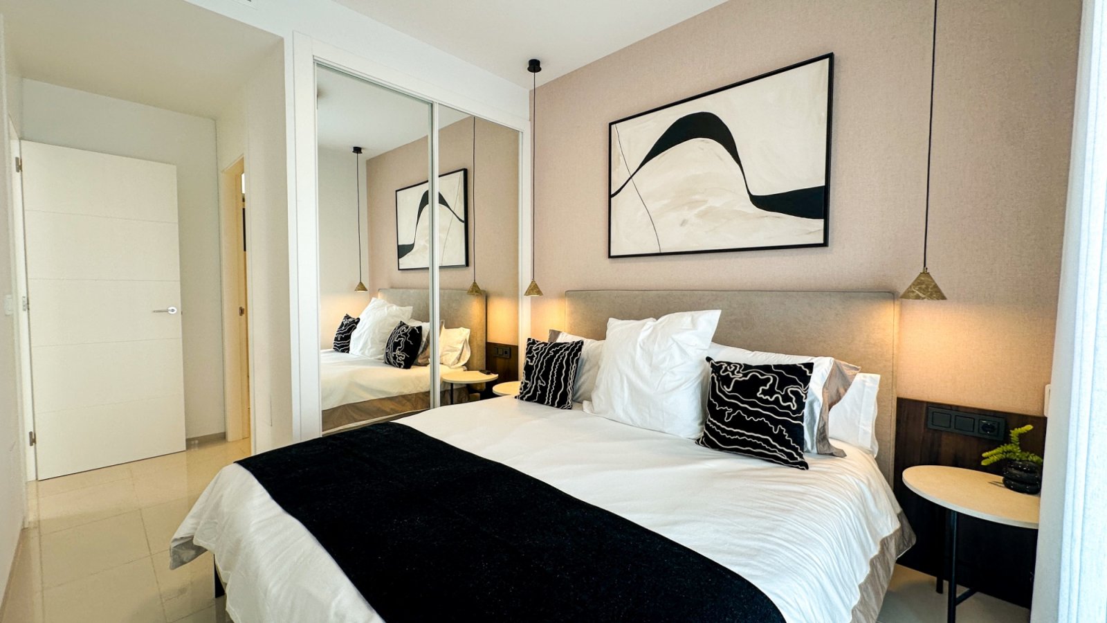 Genießen Sie erstklassigen mediterranen Lifestyle in dieser ultramodernen, 2024 erbauten Wohnung in Ciudad Quesada. Das energieeffiziente Objekt bes