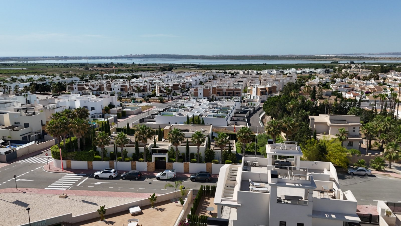 Genießen Sie erstklassigen mediterranen Lifestyle in dieser ultramodernen, 2024 erbauten Wohnung in Ciudad Quesada. Das energieeffiziente Objekt bes