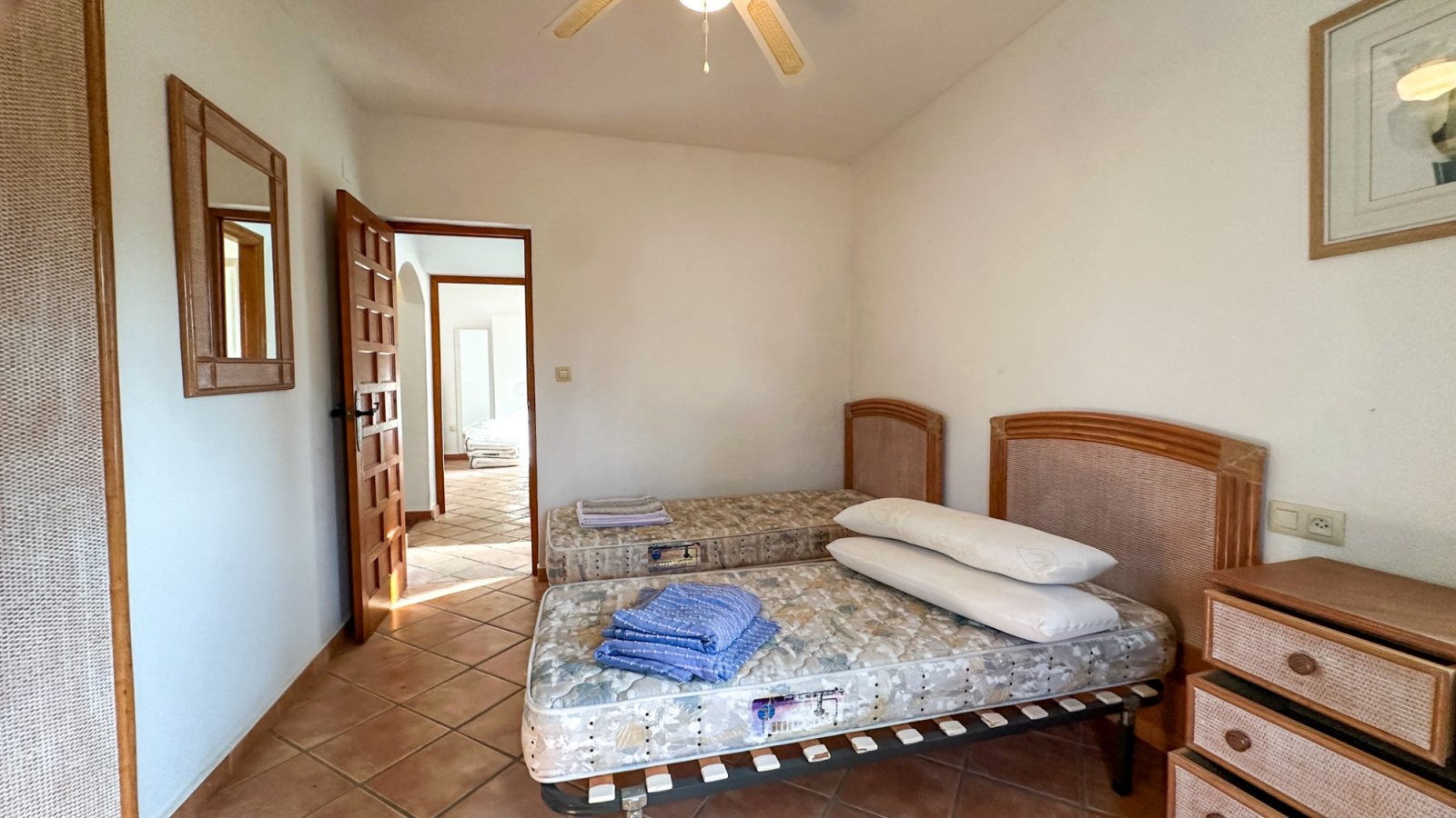 Wir präsentieren Ihnen diese einzigartige Villa im mediterranen Stil in Cabo Roig, einer der begehrtesten Gegenden der südlichen Costa Blanca und der
