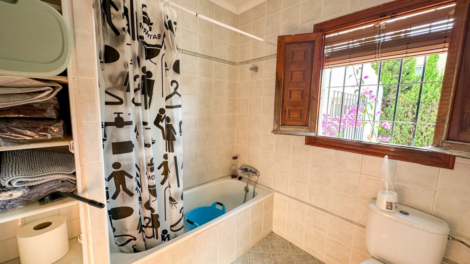 Wir präsentieren Ihnen diese einzigartige Villa im mediterranen Stil in Cabo Roig, einer der begehrtesten Gegenden der südlichen Costa Blanca und der