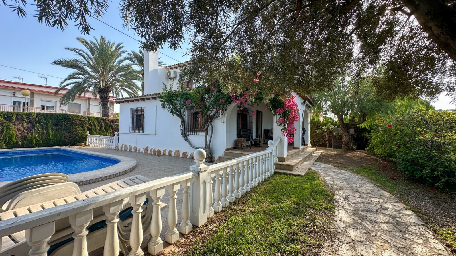 Wir präsentieren Ihnen diese einzigartige Villa im mediterranen Stil in Cabo Roig, einer der begehrtesten Gegenden der südlichen Costa Blanca und der