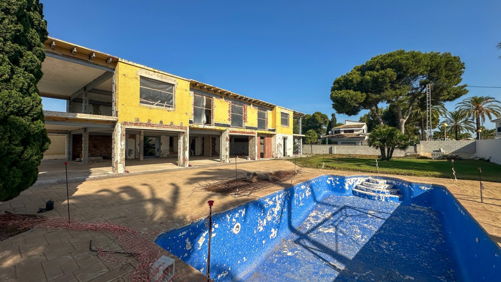 857Das letzte verfügbare Strandgrundstück in Cabo Roig steht zum Verkauf. Traumhafte Aussicht und Top-Lage!

Eine alte Vil