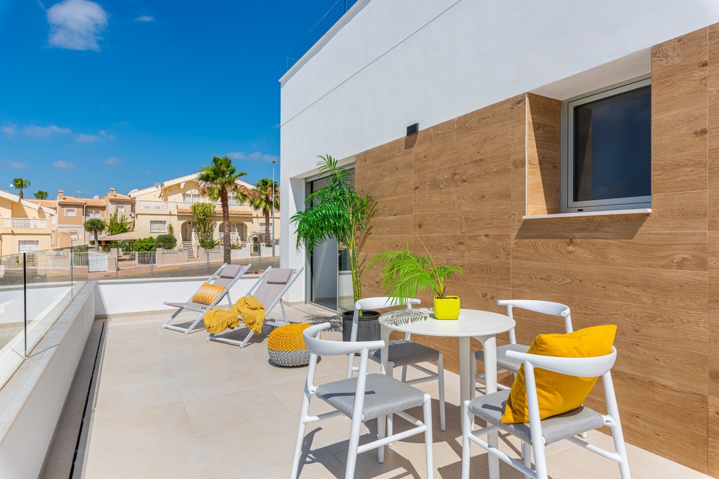 In der prestigeträchtigen Gegend von Ciudad Quesada gelegen, bieten diese freistehenden Immobilien eine exklusive und ruhige Umgebung. Mit nur zwei v