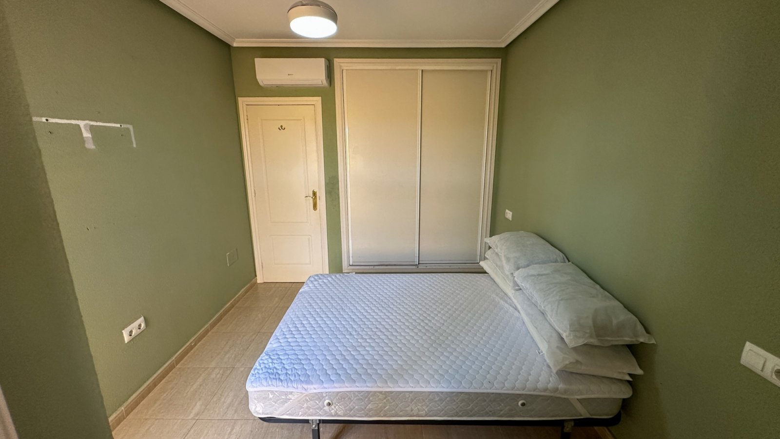 Diese nach Westen ausgerichtete Erdgeschossimmobilie in der Calle Almoradí im charmanten spanischen Dorf Daya Nueva verfügt über zwei Schlafzimmer un