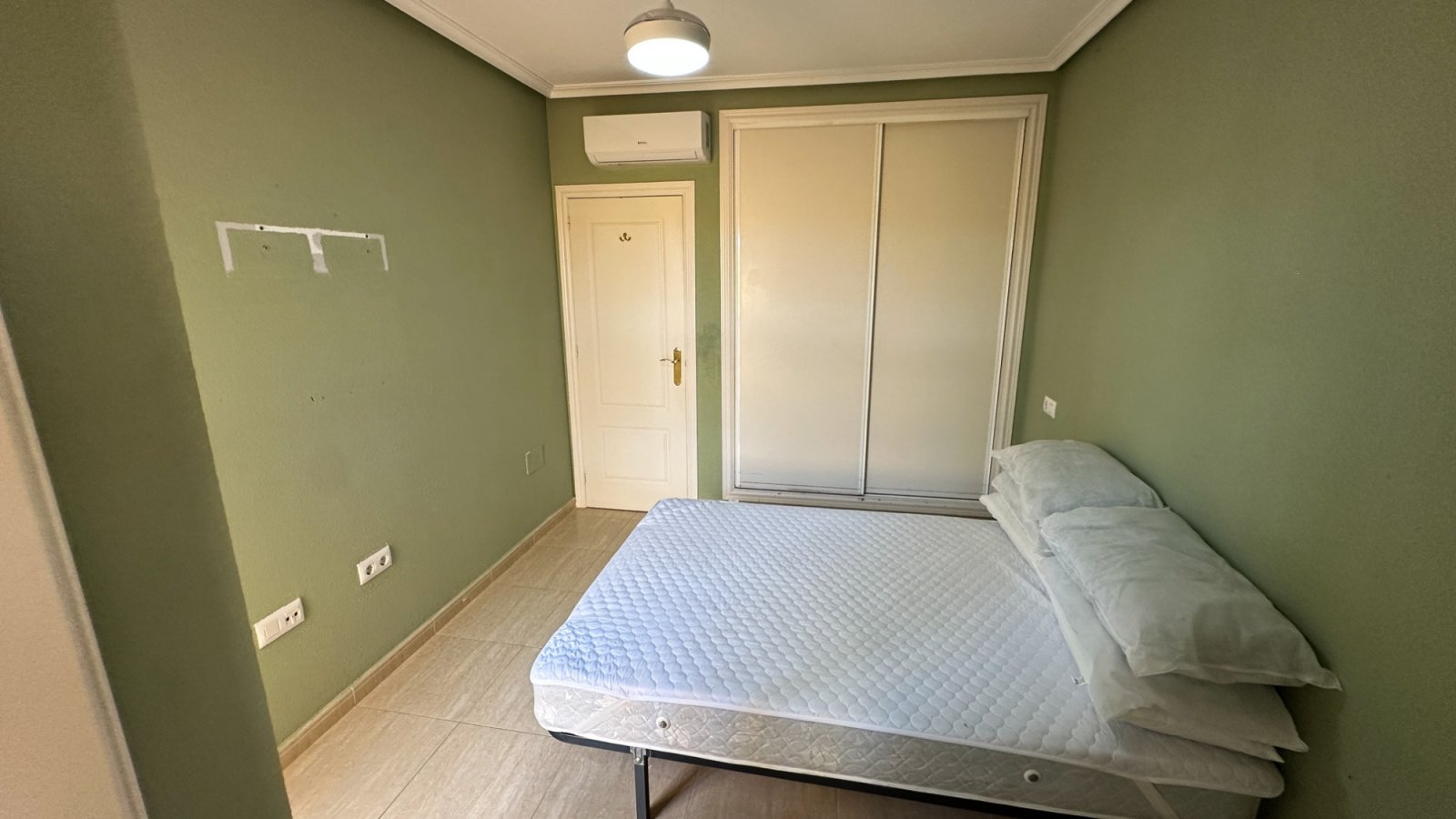 Diese nach Westen ausgerichtete Erdgeschossimmobilie in der Calle Almoradí im charmanten spanischen Dorf Daya Nueva verfügt über zwei Schlafzimmer un
