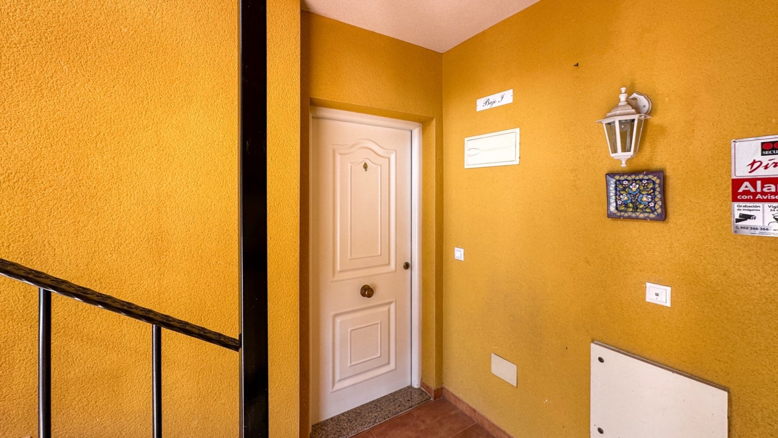 Diese nach Westen ausgerichtete Erdgeschossimmobilie in der Calle Almoradí im charmanten spanischen Dorf Daya Nueva verfügt über zwei Schlafzimmer un