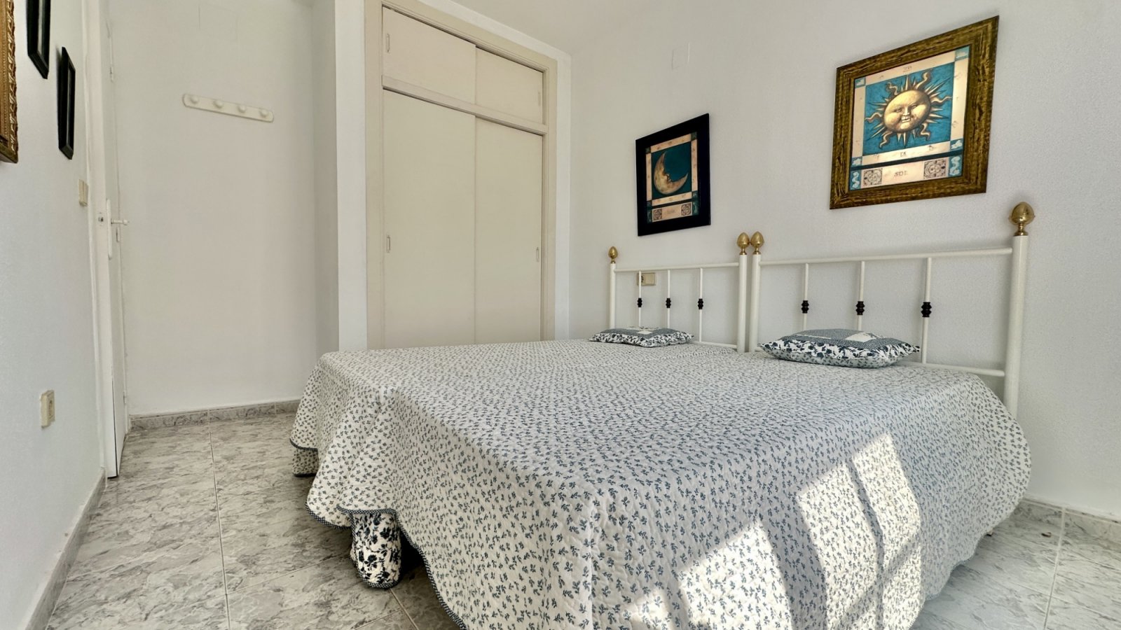 Diese Wohnung im ersten Stock liegt in der gefragten Gegend von Playa Flamenca und bietet großes Potenzial für alle, die ein Feriendomizil oder eine