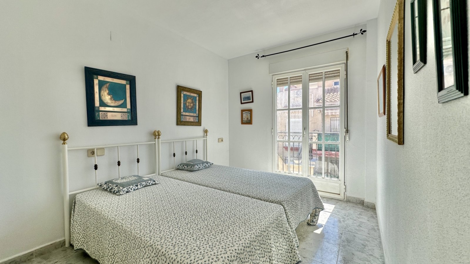 Diese Wohnung im ersten Stock liegt in der gefragten Gegend von Playa Flamenca und bietet großes Potenzial für alle, die ein Feriendomizil oder eine