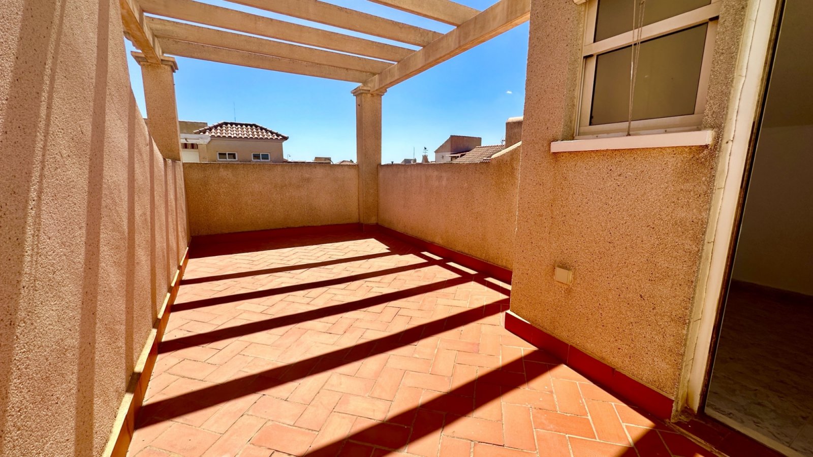 Diese Wohnung im ersten Stock liegt in der gefragten Gegend von Playa Flamenca und bietet großes Potenzial für alle, die ein Feriendomizil oder eine
