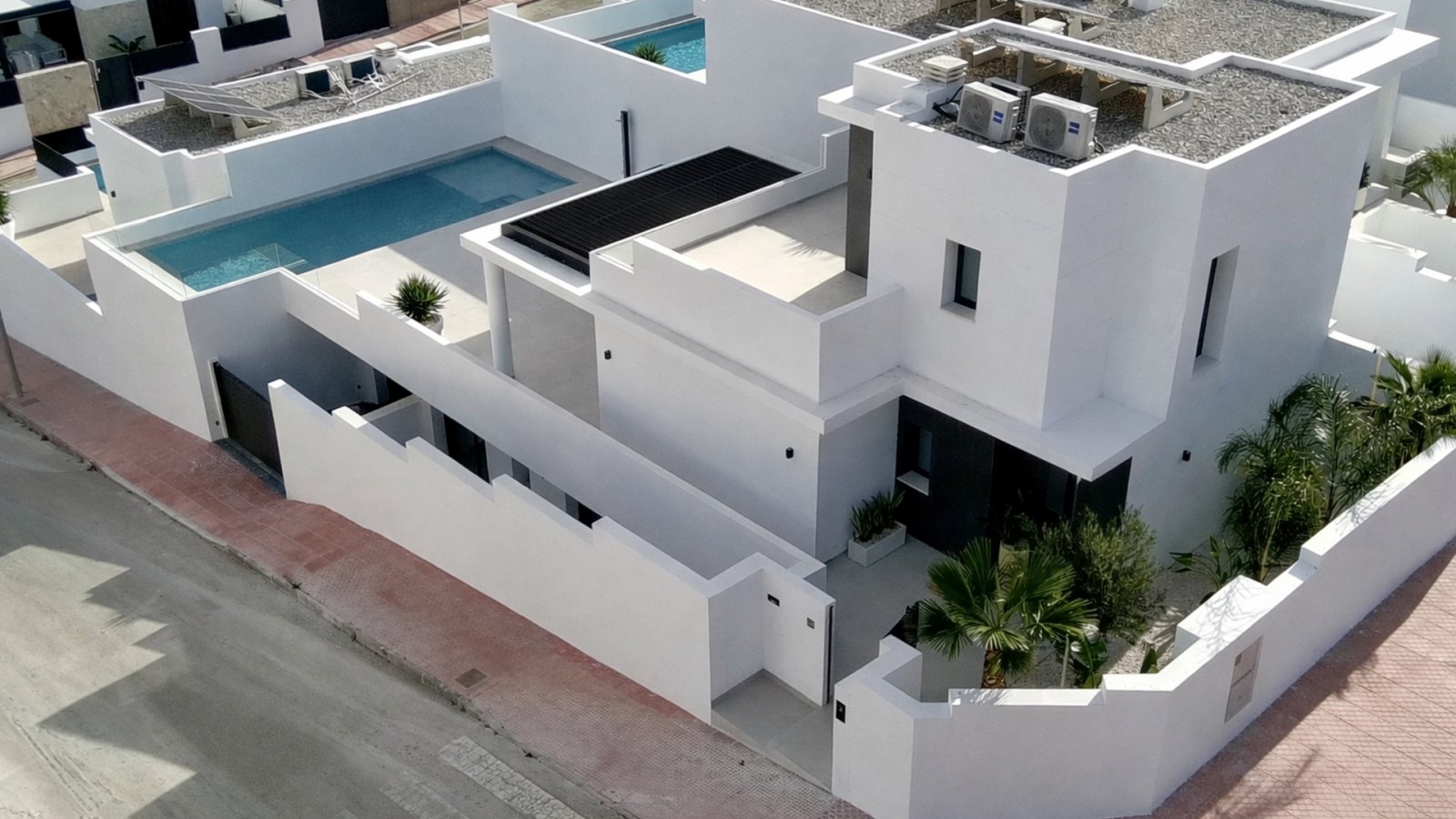 In der prestigeträchtigen Gegend von Ciudad Quesada gelegen, bietet diese freistehende Immobilie eine exklusive Umgebung mit Meerblick. Entworfen für