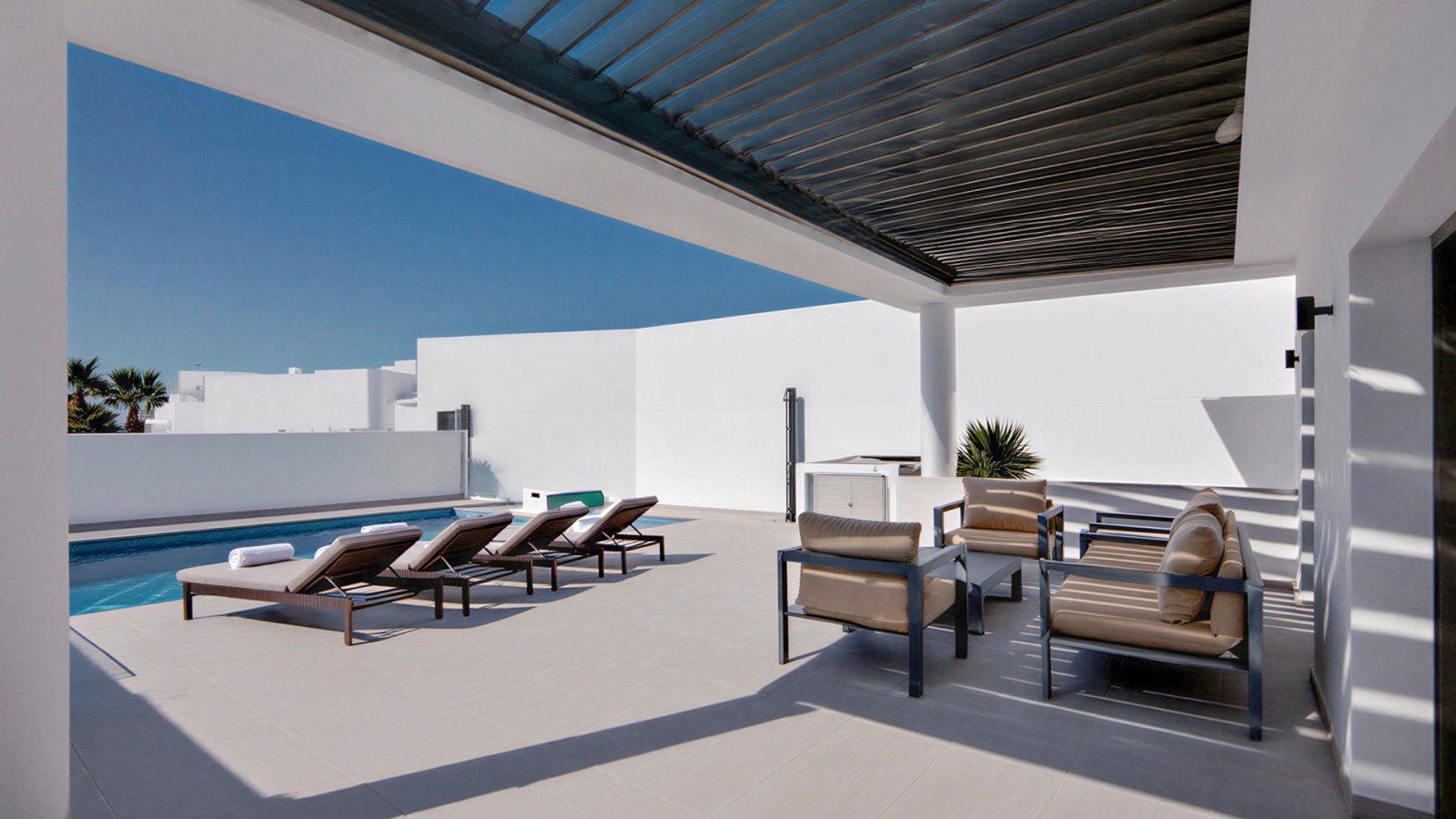 In der prestigeträchtigen Gegend von Ciudad Quesada gelegen, bietet diese freistehende Immobilie eine exklusive Umgebung mit Meerblick. Entworfen für