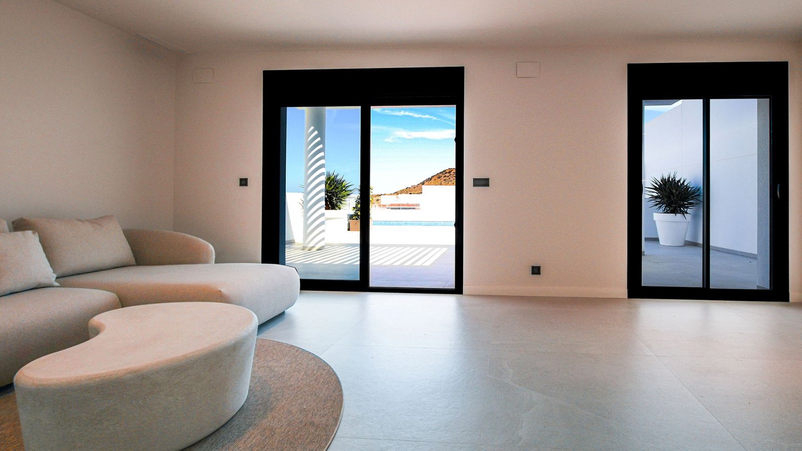 In der prestigeträchtigen Gegend von Ciudad Quesada gelegen, bietet diese freistehende Immobilie eine exklusive Umgebung mit Meerblick. Entworfen für