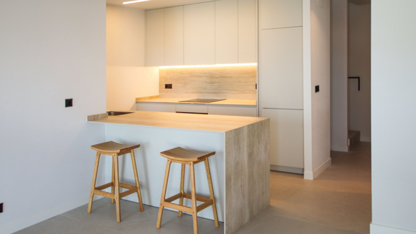In der prestigeträchtigen Gegend von Ciudad Quesada gelegen, bietet diese freistehende Immobilie eine exklusive Umgebung mit Meerblick. Entworfen für
