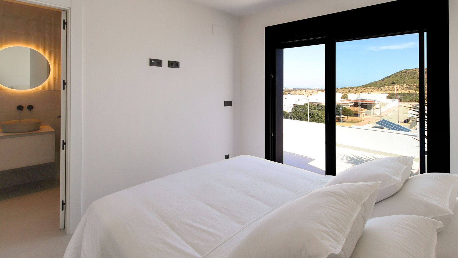 In der prestigeträchtigen Gegend von Ciudad Quesada gelegen, bietet diese freistehende Immobilie eine exklusive Umgebung mit Meerblick. Entworfen für