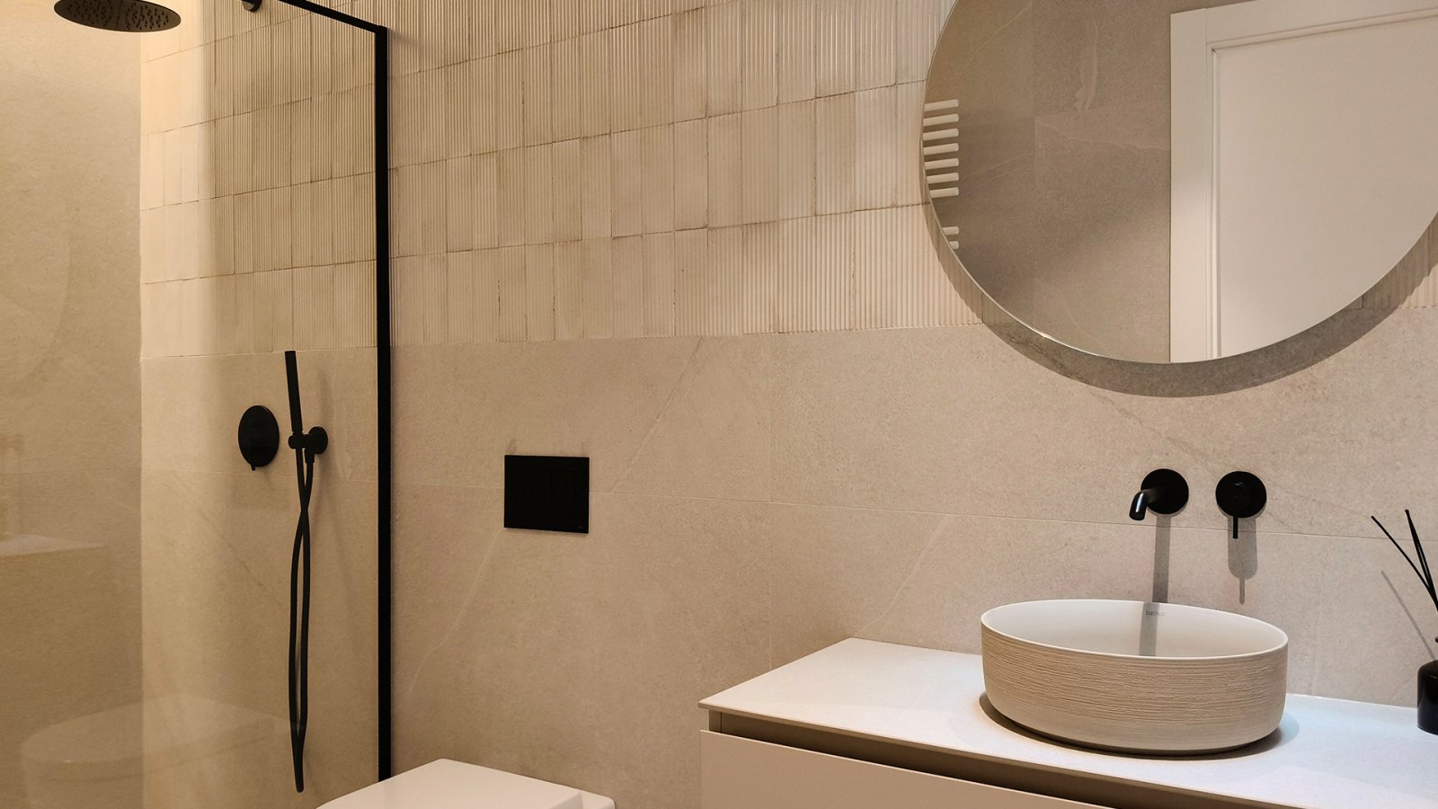 In der prestigeträchtigen Gegend von Ciudad Quesada gelegen, bietet diese freistehende Immobilie eine exklusive Umgebung mit Meerblick. Entworfen für