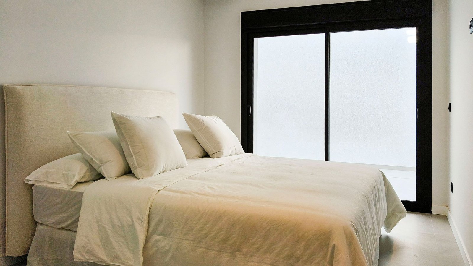 In der prestigeträchtigen Gegend von Ciudad Quesada gelegen, bietet diese freistehende Immobilie eine exklusive Umgebung mit Meerblick. Entworfen für
