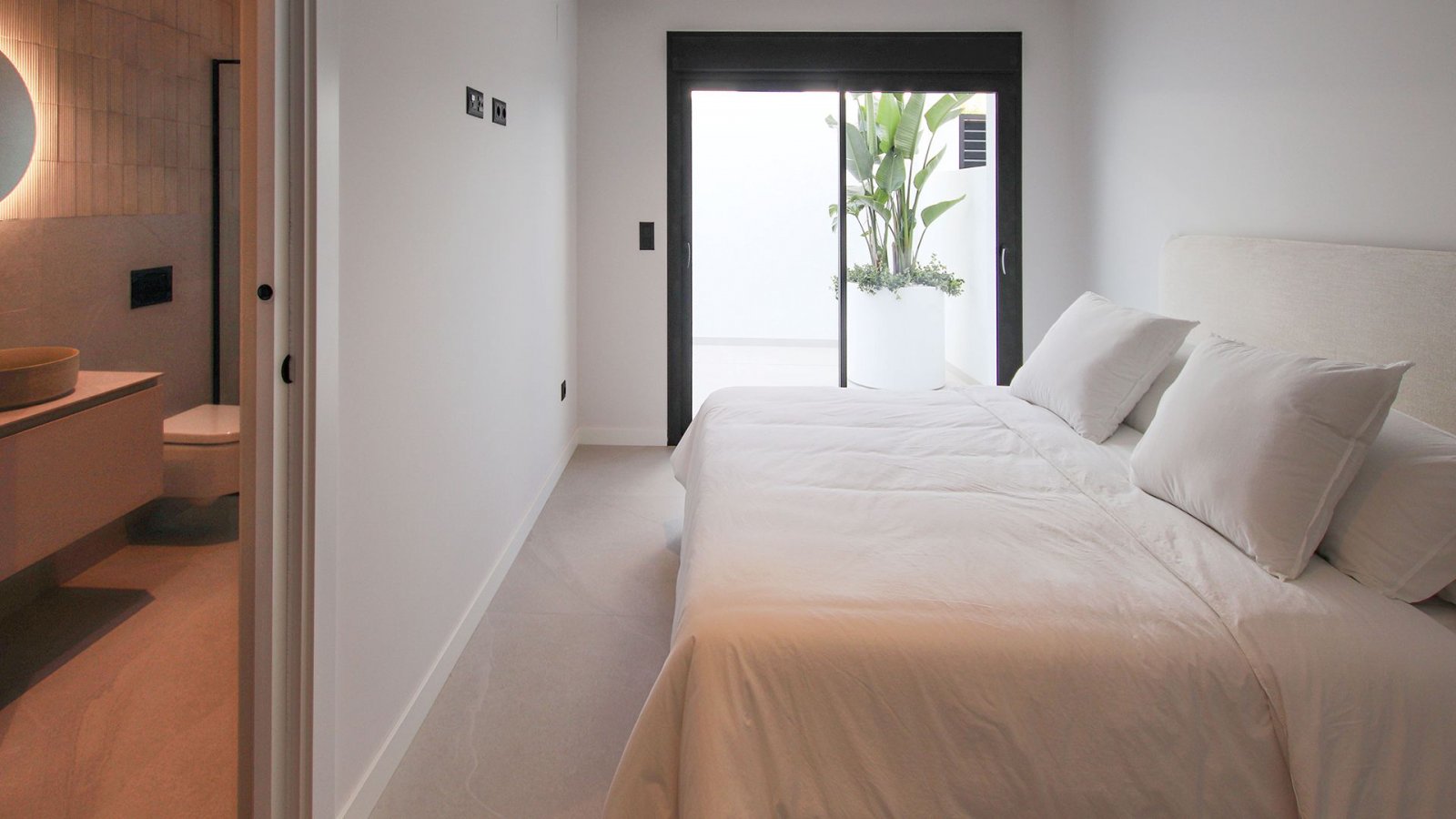 In der prestigeträchtigen Gegend von Ciudad Quesada gelegen, bietet diese freistehende Immobilie eine exklusive Umgebung mit Meerblick. Entworfen für