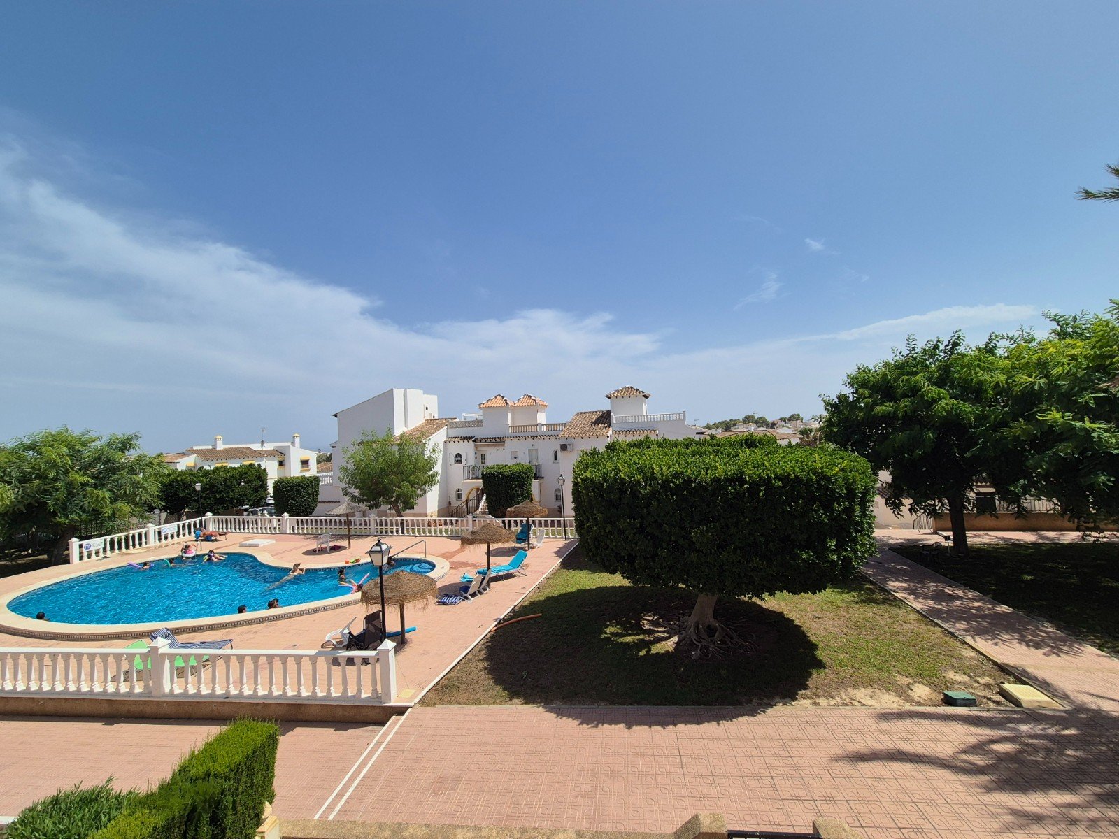 Betreten Sie Ihre sonnenverwöhnte Terrasse und genießen Sie die strahlende Wärme der Costa Blanca. In der begehrten und gesicherten Wohnanlage Mirado