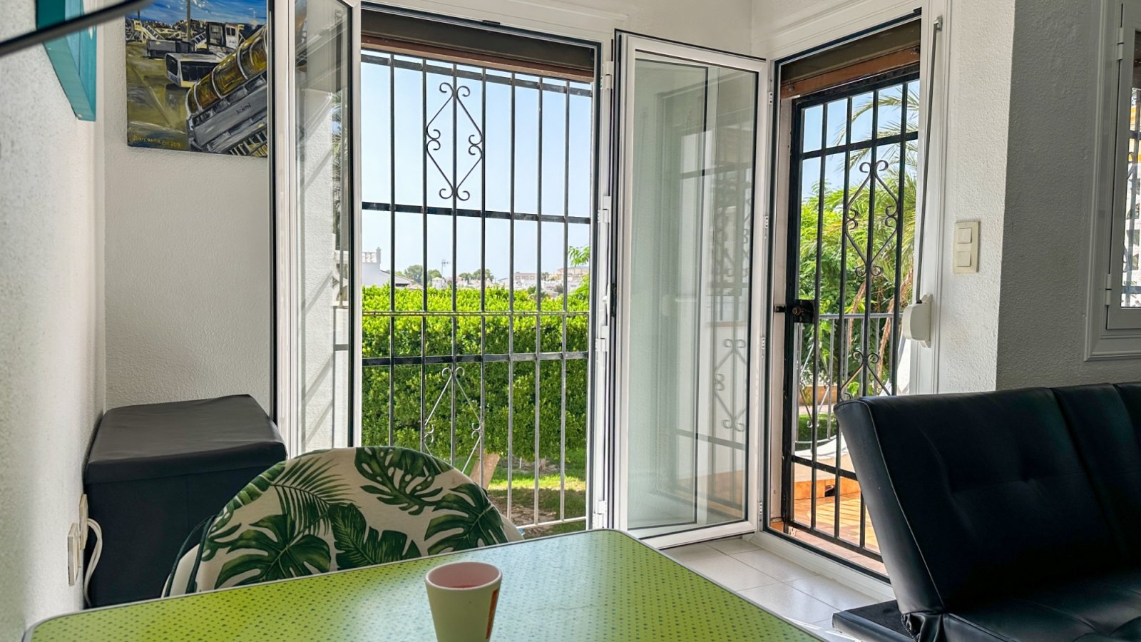 Betreten Sie Ihre sonnenverwöhnte Terrasse und genießen Sie die strahlende Wärme der Costa Blanca. In der begehrten und gesicherten Wohnanlage Mirado