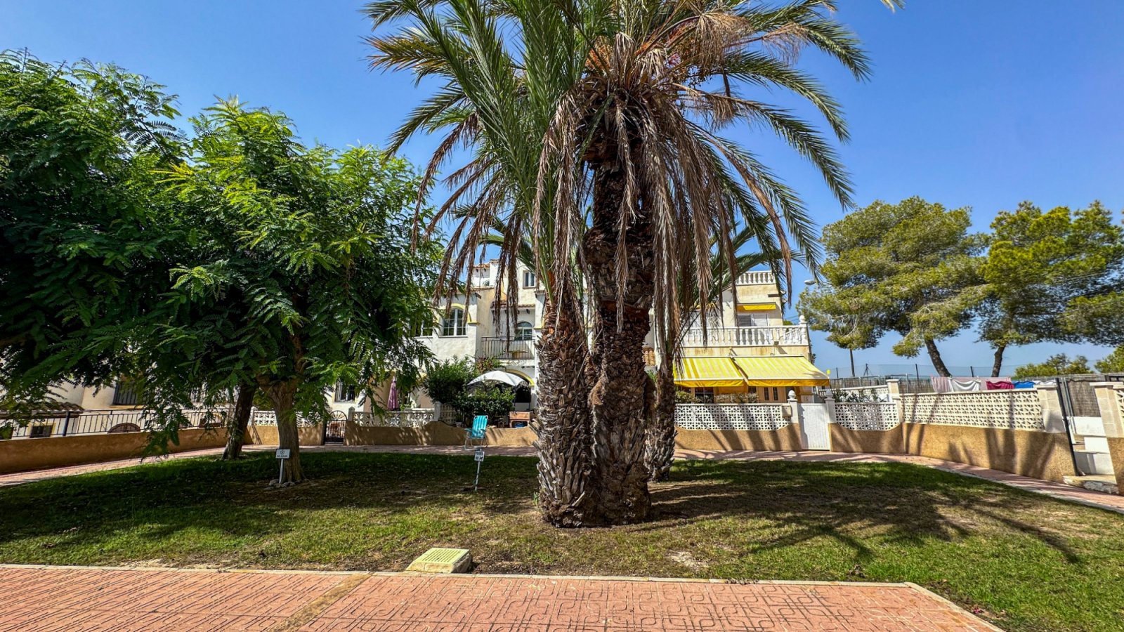 Betreten Sie Ihre sonnenverwöhnte Terrasse und genießen Sie die strahlende Wärme der Costa Blanca. In der begehrten und gesicherten Wohnanlage Mirado