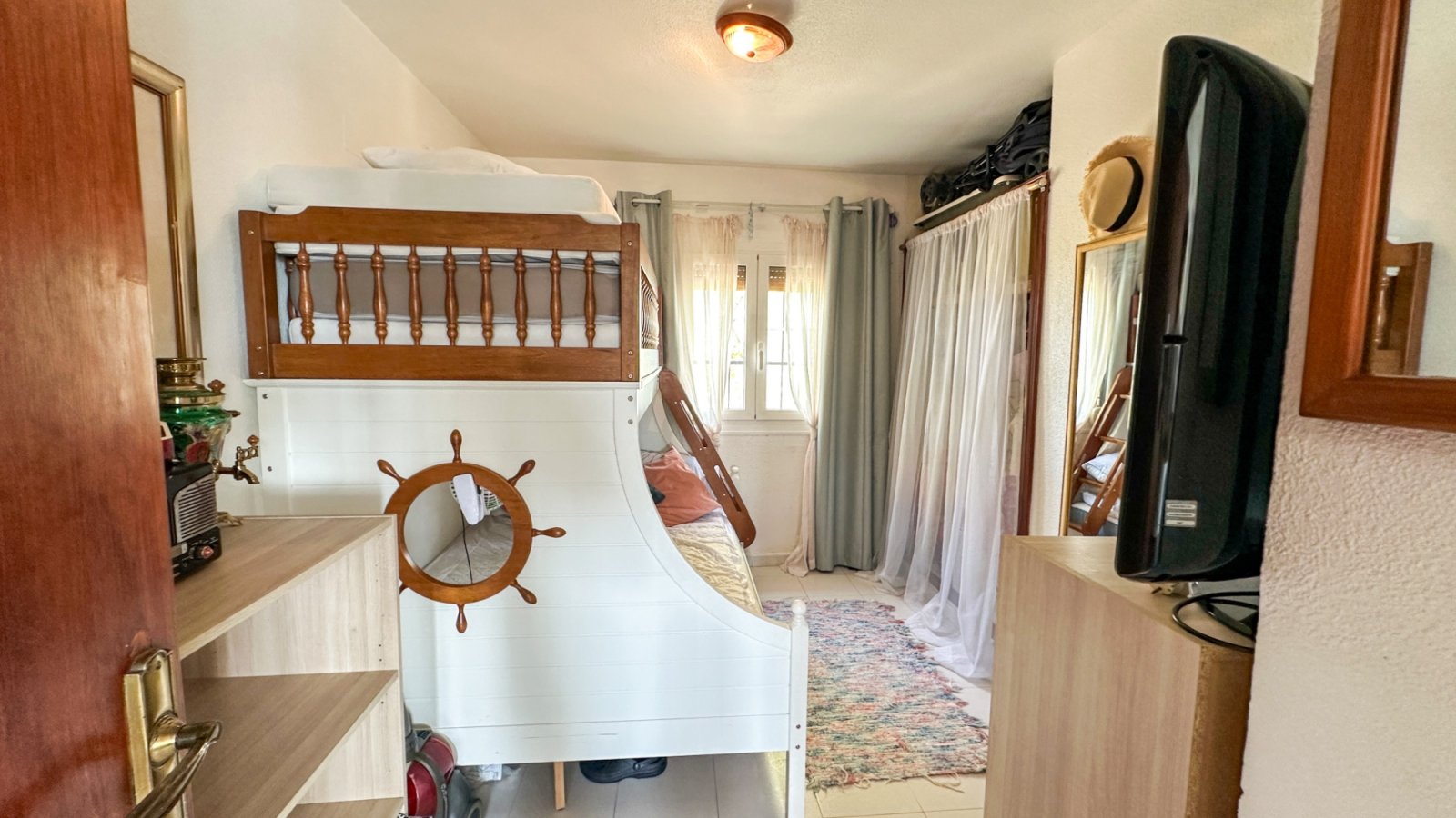Betreten Sie Ihre sonnenverwöhnte Terrasse und genießen Sie die strahlende Wärme der Costa Blanca. In der begehrten und gesicherten Wohnanlage Mirado