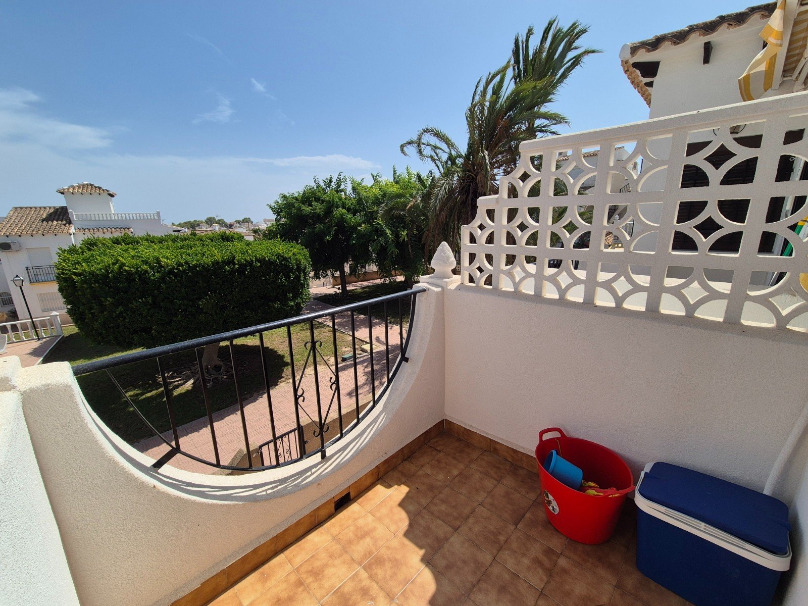Betreten Sie Ihre sonnenverwöhnte Terrasse und genießen Sie die strahlende Wärme der Costa Blanca. In der begehrten und gesicherten Wohnanlage Mirado