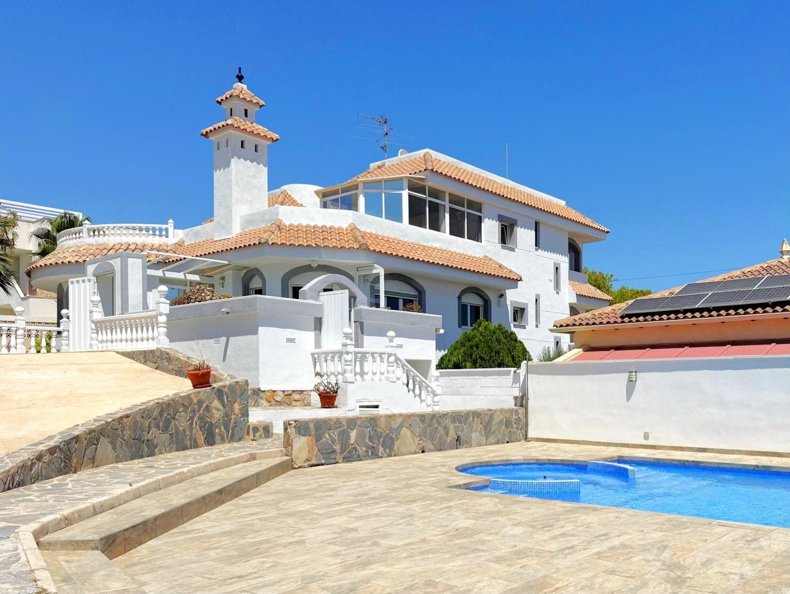 San Miguel de Salinas:   An impressive Mediterranea style  villa  enjoying a privileged elevated position and perfect orientation for sun close to 3 golf courses, white sand 