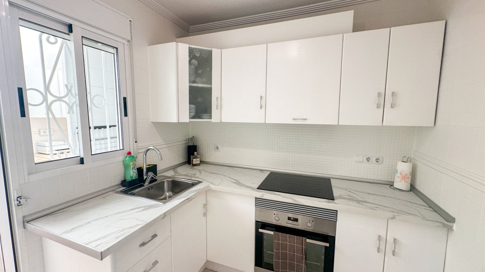 Trevligt och fullt möblerat radhus med en stor privat trädgård och en rymlig veranda. Bostaden har 4 sovrum och 2 badrum samt en stor terrass på 14 m