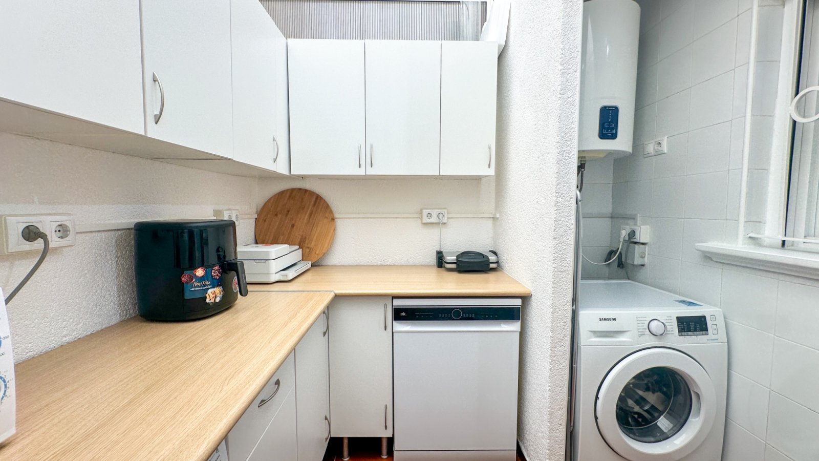 Trevligt och fullt möblerat radhus med en stor privat trädgård och en rymlig veranda. Bostaden har 4 sovrum och 2 badrum samt en stor terrass på 14 m