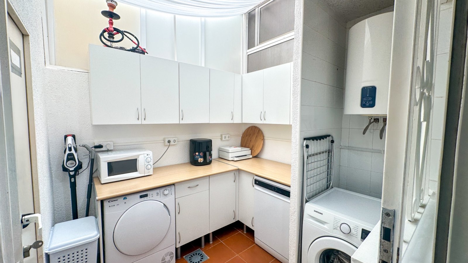Trevligt och fullt möblerat radhus med en stor privat trädgård och en rymlig veranda. Bostaden har 4 sovrum och 2 badrum samt en stor terrass på 14 m