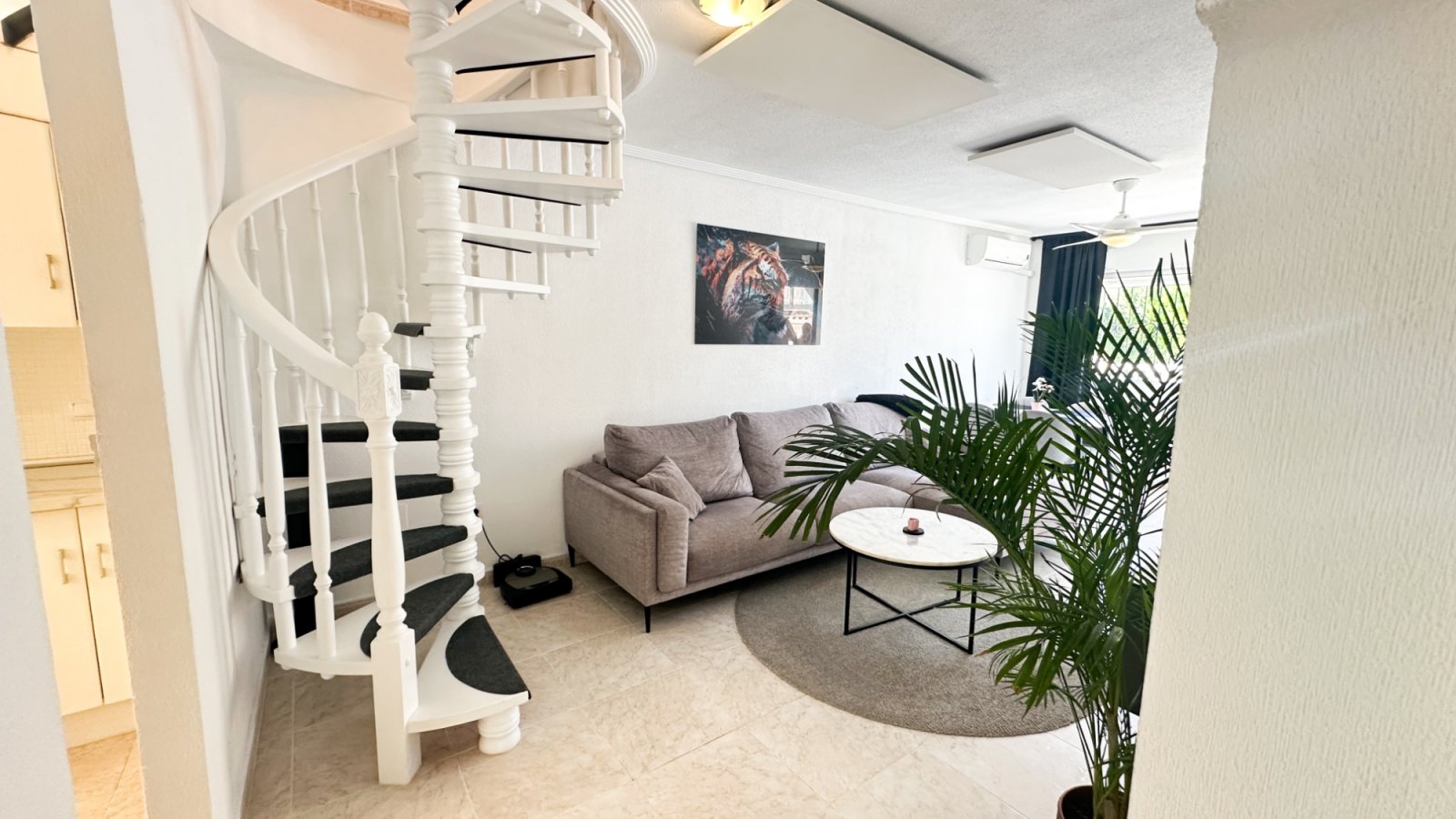 Trevligt och fullt möblerat radhus med en stor privat trädgård och en rymlig veranda. Bostaden har 4 sovrum och 2 badrum samt en stor terrass på 14 m