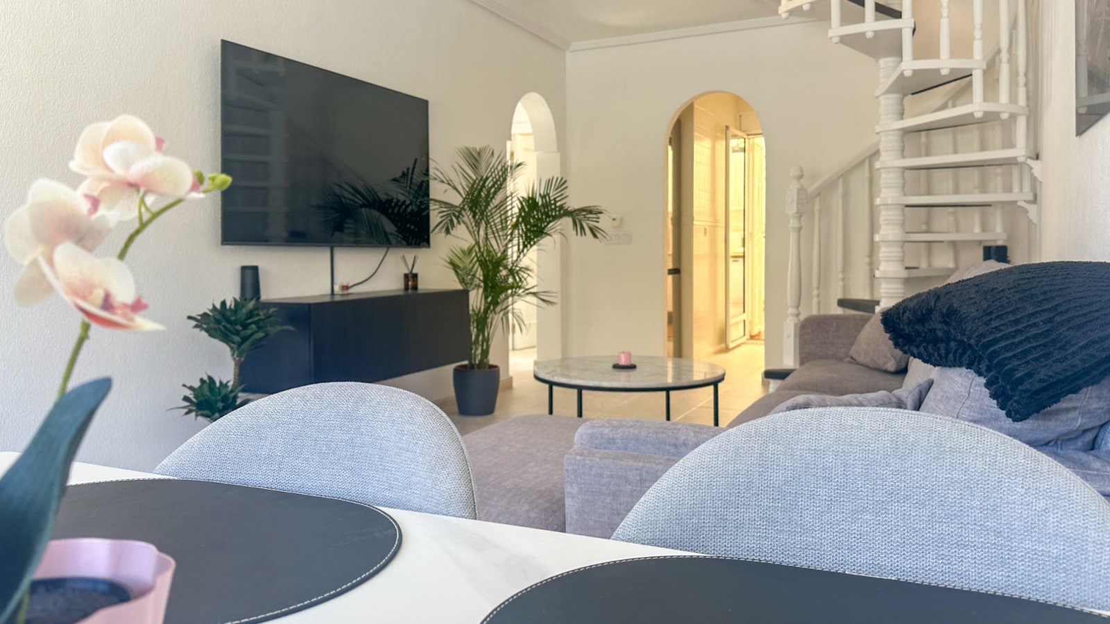 Trevligt och fullt möblerat radhus med en stor privat trädgård och en rymlig veranda. Bostaden har 4 sovrum och 2 badrum samt en stor terrass på 14 m