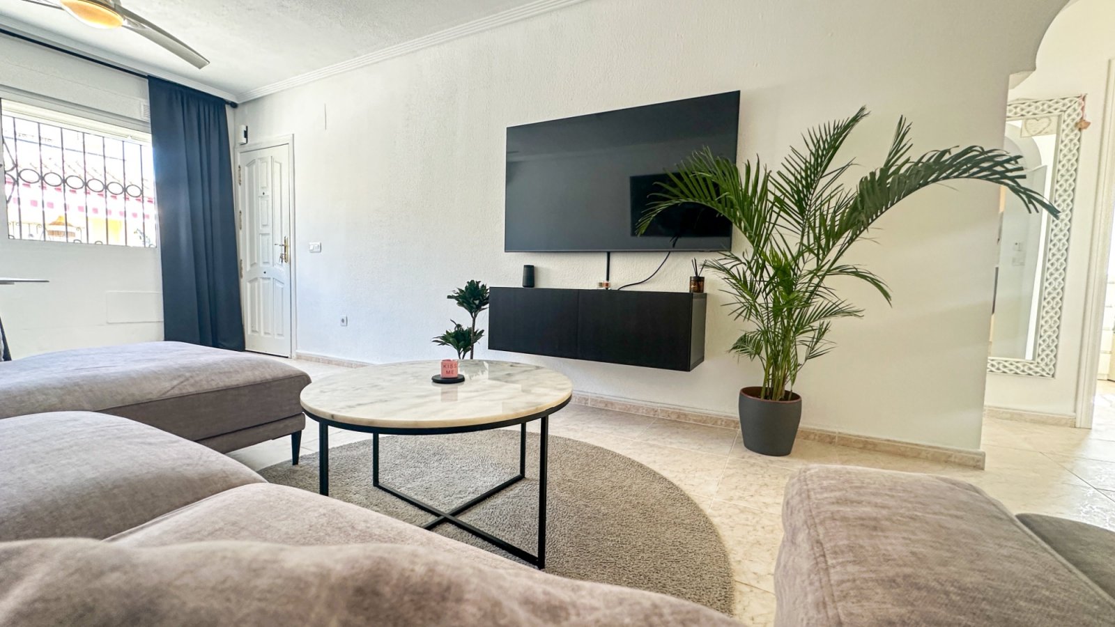 Trevligt och fullt möblerat radhus med en stor privat trädgård och en rymlig veranda. Bostaden har 4 sovrum och 2 badrum samt en stor terrass på 14 m