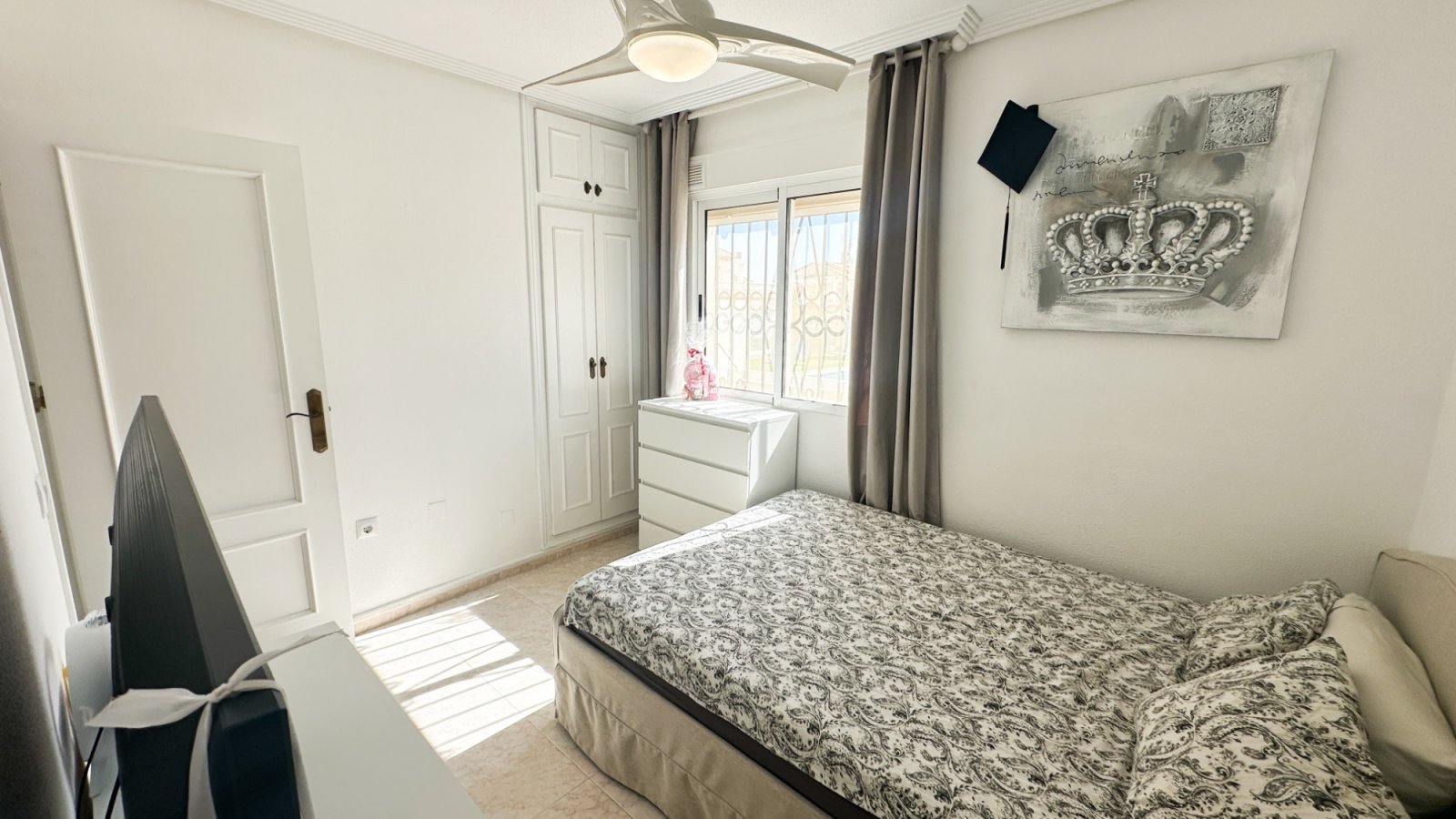 Trevligt och fullt möblerat radhus med en stor privat trädgård och en rymlig veranda. Bostaden har 4 sovrum och 2 badrum samt en stor terrass på 14 m