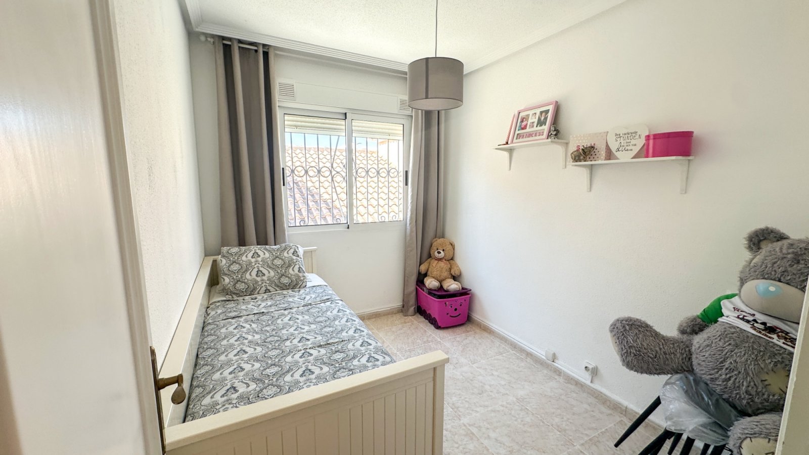 Trevligt och fullt möblerat radhus med en stor privat trädgård och en rymlig veranda. Bostaden har 4 sovrum och 2 badrum samt en stor terrass på 14 m