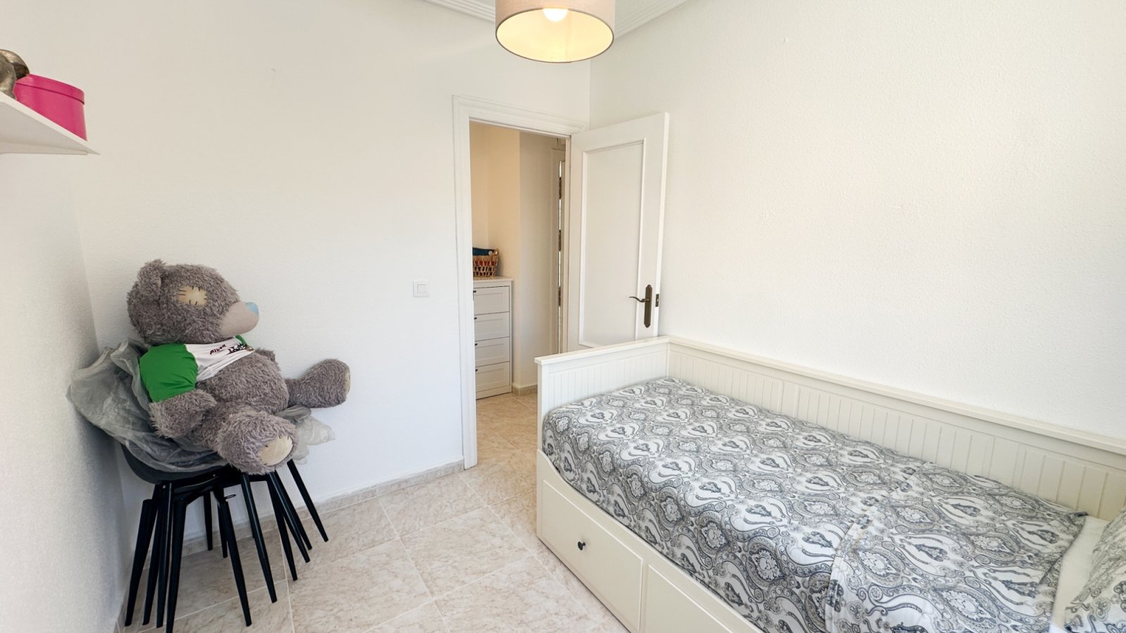 Trevligt och fullt möblerat radhus med en stor privat trädgård och en rymlig veranda. Bostaden har 4 sovrum och 2 badrum samt en stor terrass på 14 m