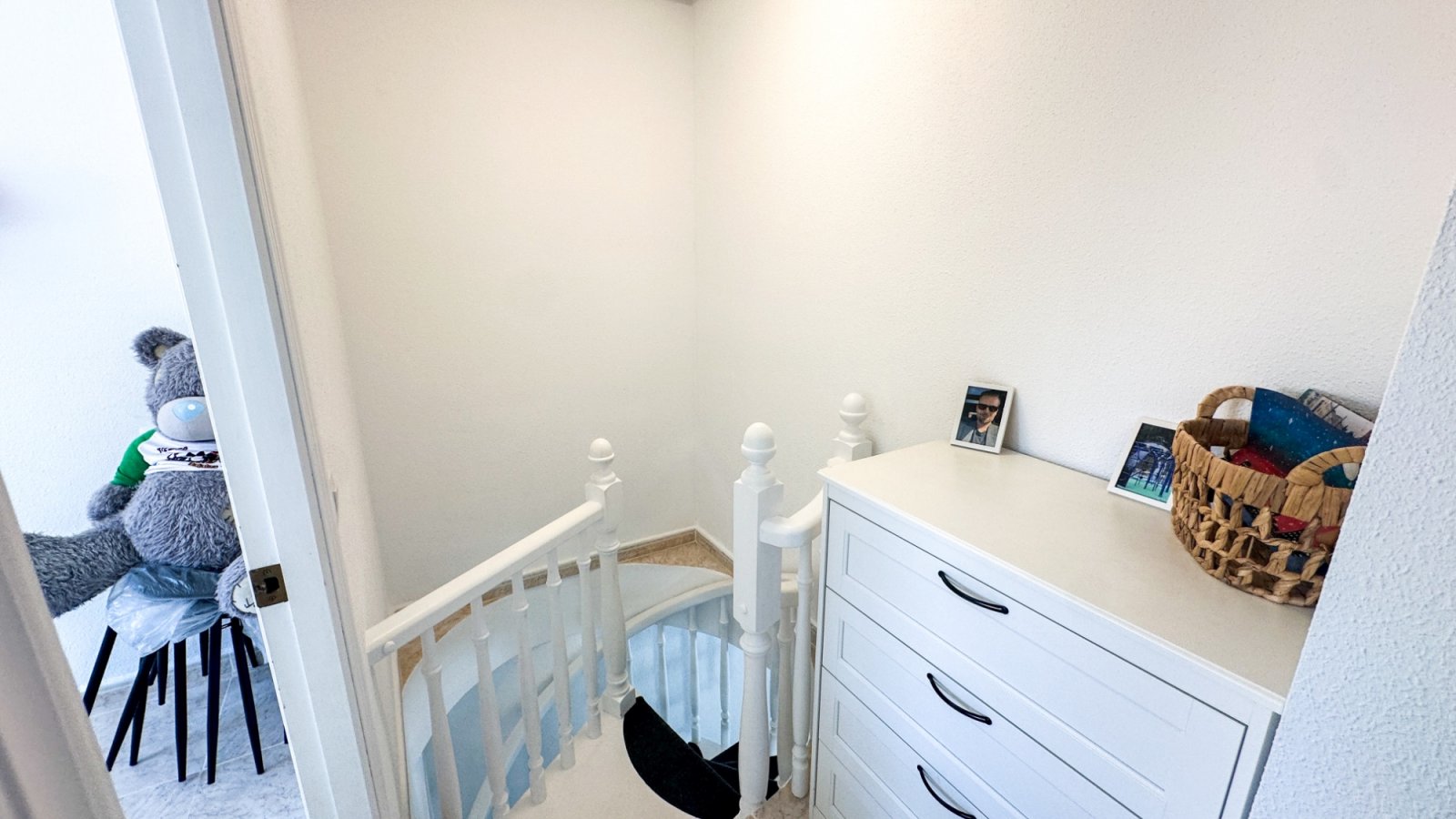 Trevligt och fullt möblerat radhus med en stor privat trädgård och en rymlig veranda. Bostaden har 4 sovrum och 2 badrum samt en stor terrass på 14 m