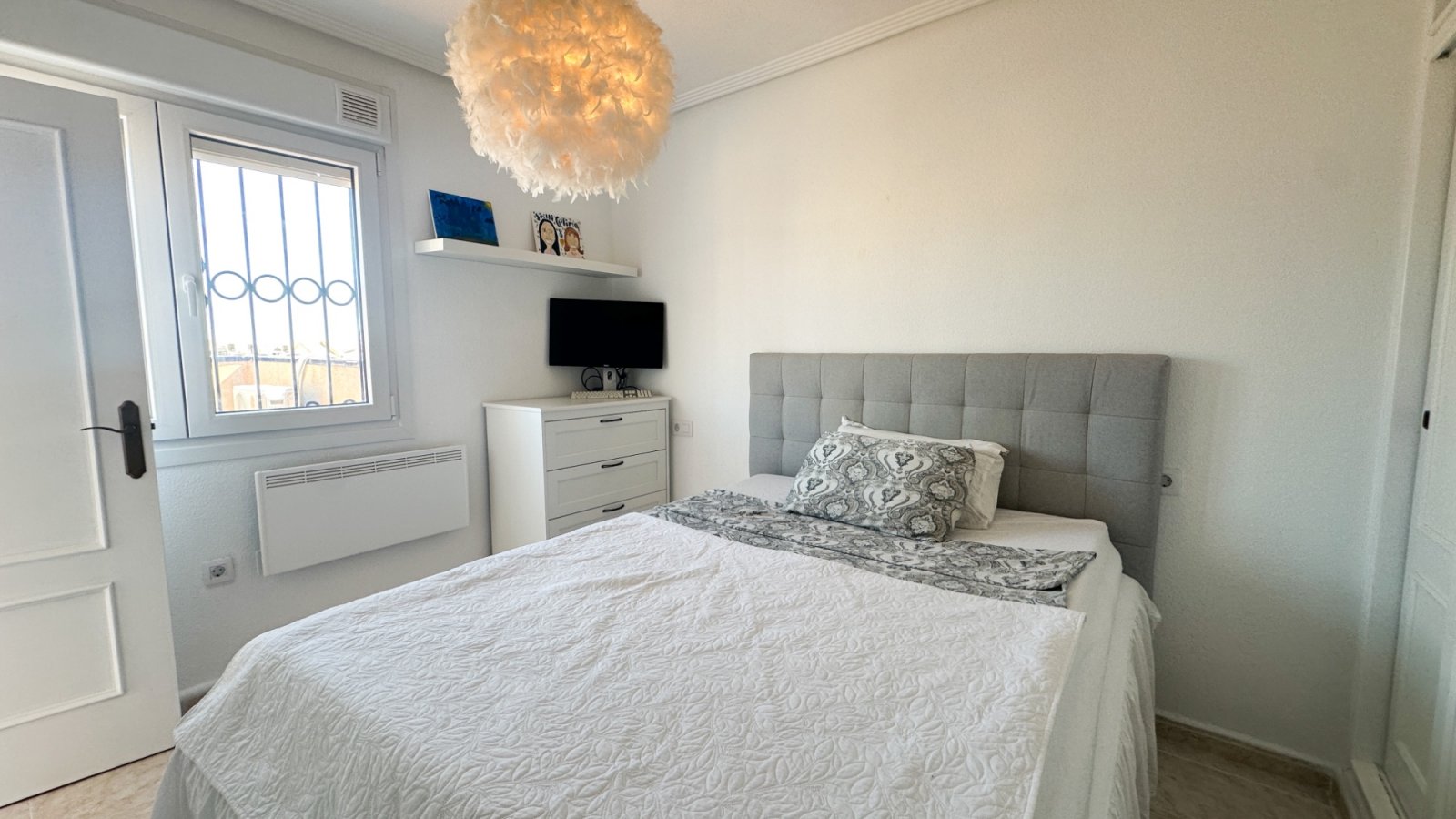Trevligt och fullt möblerat radhus med en stor privat trädgård och en rymlig veranda. Bostaden har 4 sovrum och 2 badrum samt en stor terrass på 14 m