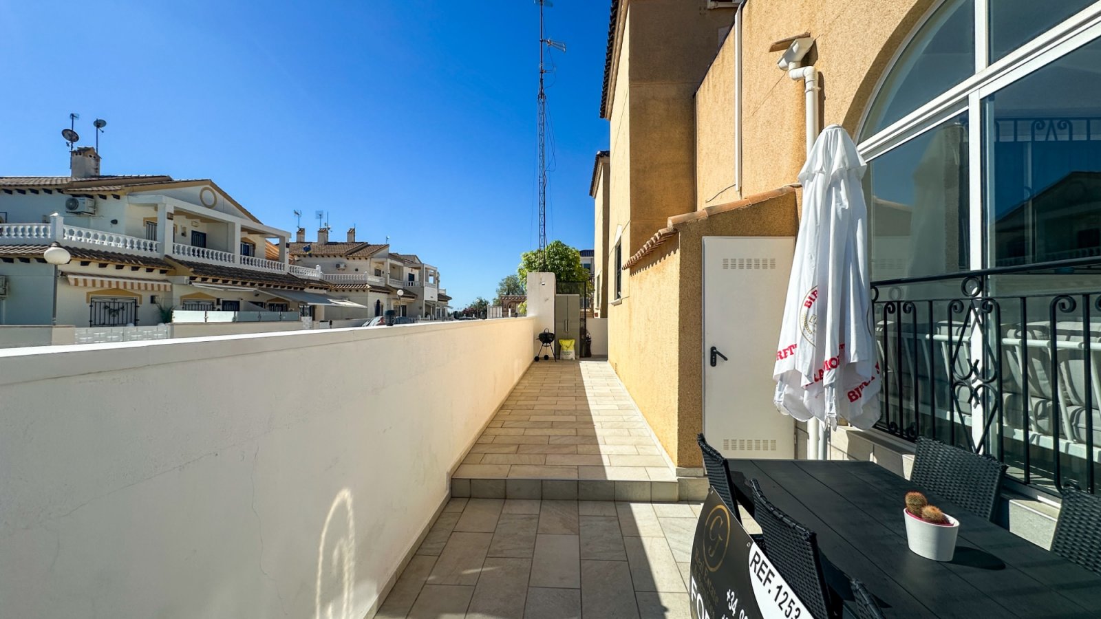 Trevligt och fullt möblerat radhus med en stor privat trädgård och en rymlig veranda. Bostaden har 4 sovrum och 2 badrum samt en stor terrass på 14 m