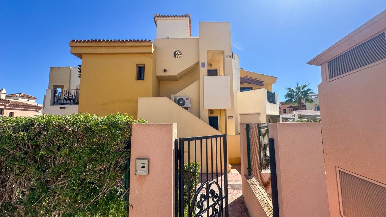 Dieser wunderschöne und sehr gepflegte Bungalow im Obergeschoss befindet sich in einer fantastischen Lage in Los Altos, Torrevieja, in der Nähe aller