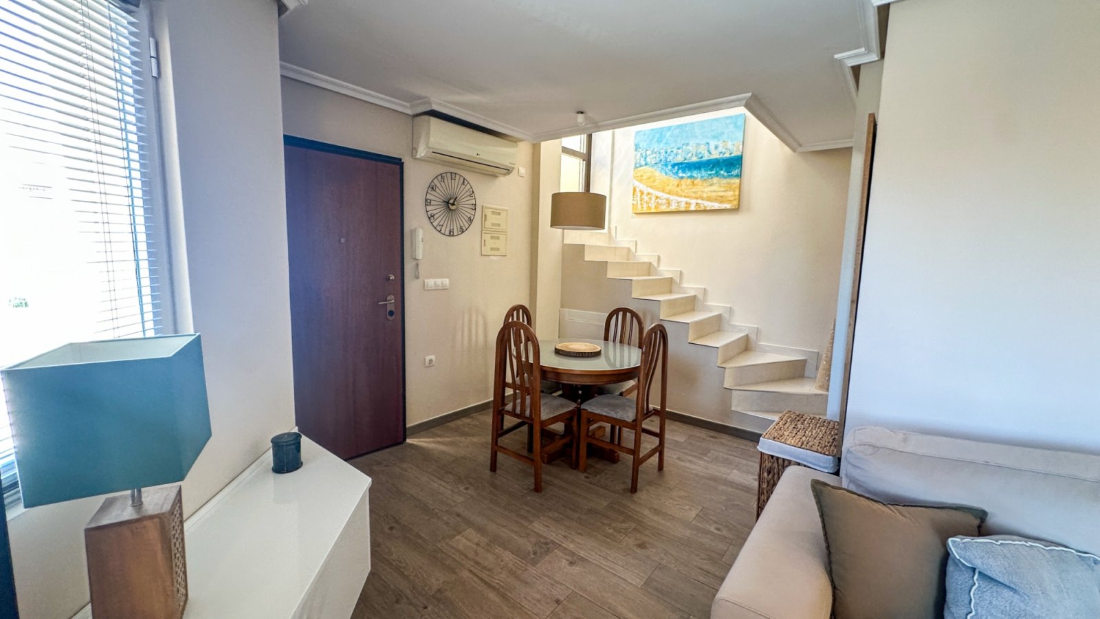Dieser wunderschöne und sehr gepflegte Bungalow im Obergeschoss befindet sich in einer fantastischen Lage in Los Altos, Torrevieja, in der Nähe aller