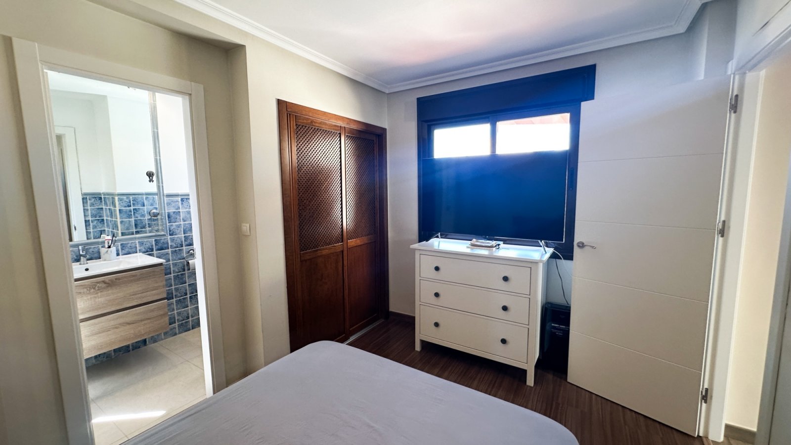 Dieser wunderschöne und sehr gepflegte Bungalow im Obergeschoss befindet sich in einer fantastischen Lage in Los Altos, Torrevieja, in der Nähe aller