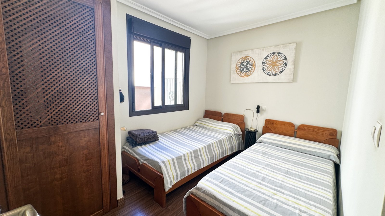 Dieser wunderschöne und sehr gepflegte Bungalow im Obergeschoss befindet sich in einer fantastischen Lage in Los Altos, Torrevieja, in der Nähe aller