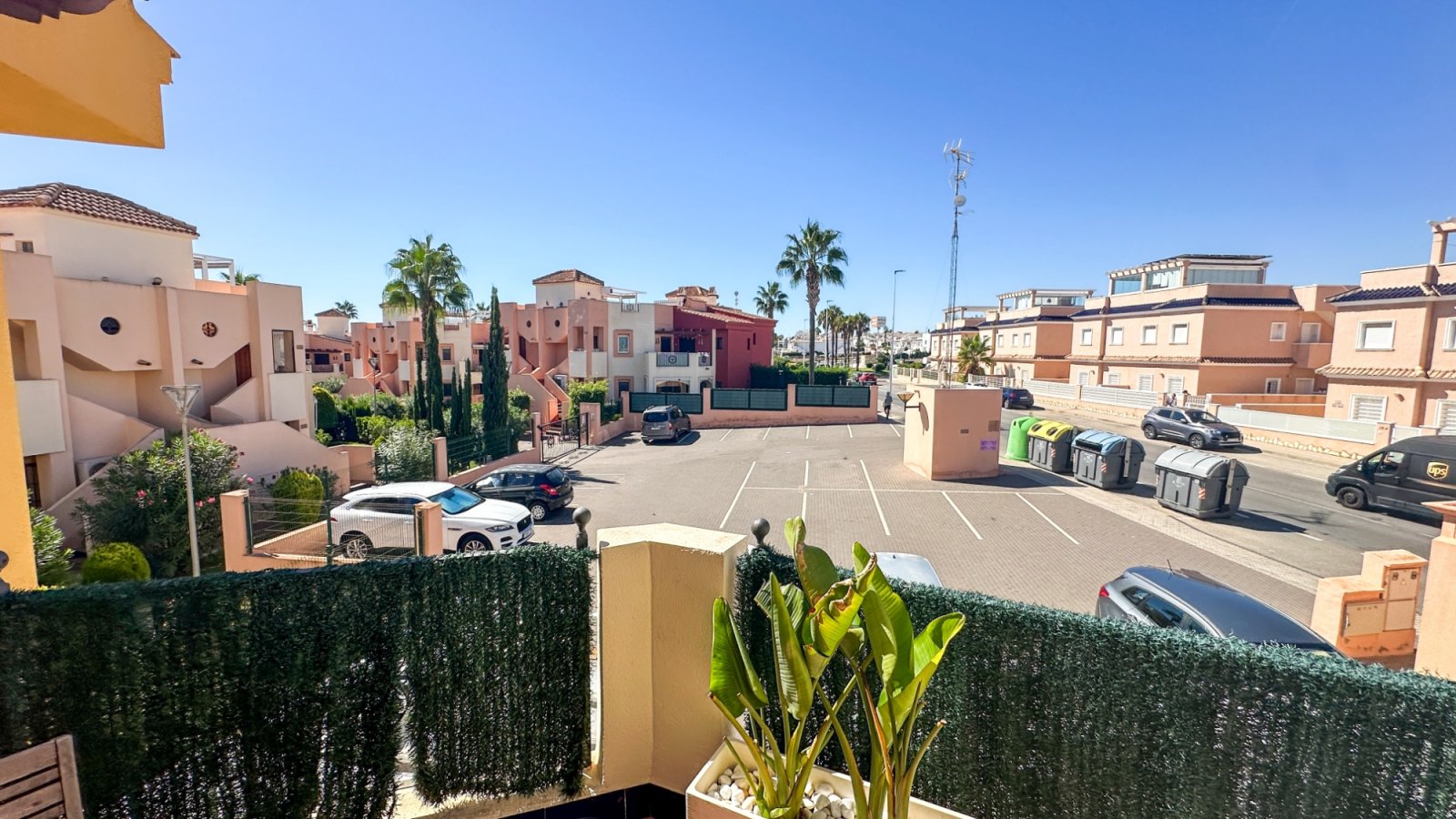 Dieser wunderschöne und sehr gepflegte Bungalow im Obergeschoss befindet sich in einer fantastischen Lage in Los Altos, Torrevieja, in der Nähe aller