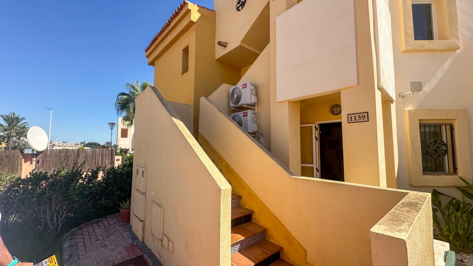 Dieser wunderschöne und sehr gepflegte Bungalow im Obergeschoss befindet sich in einer fantastischen Lage in Los Altos, Torrevieja, in der Nähe aller