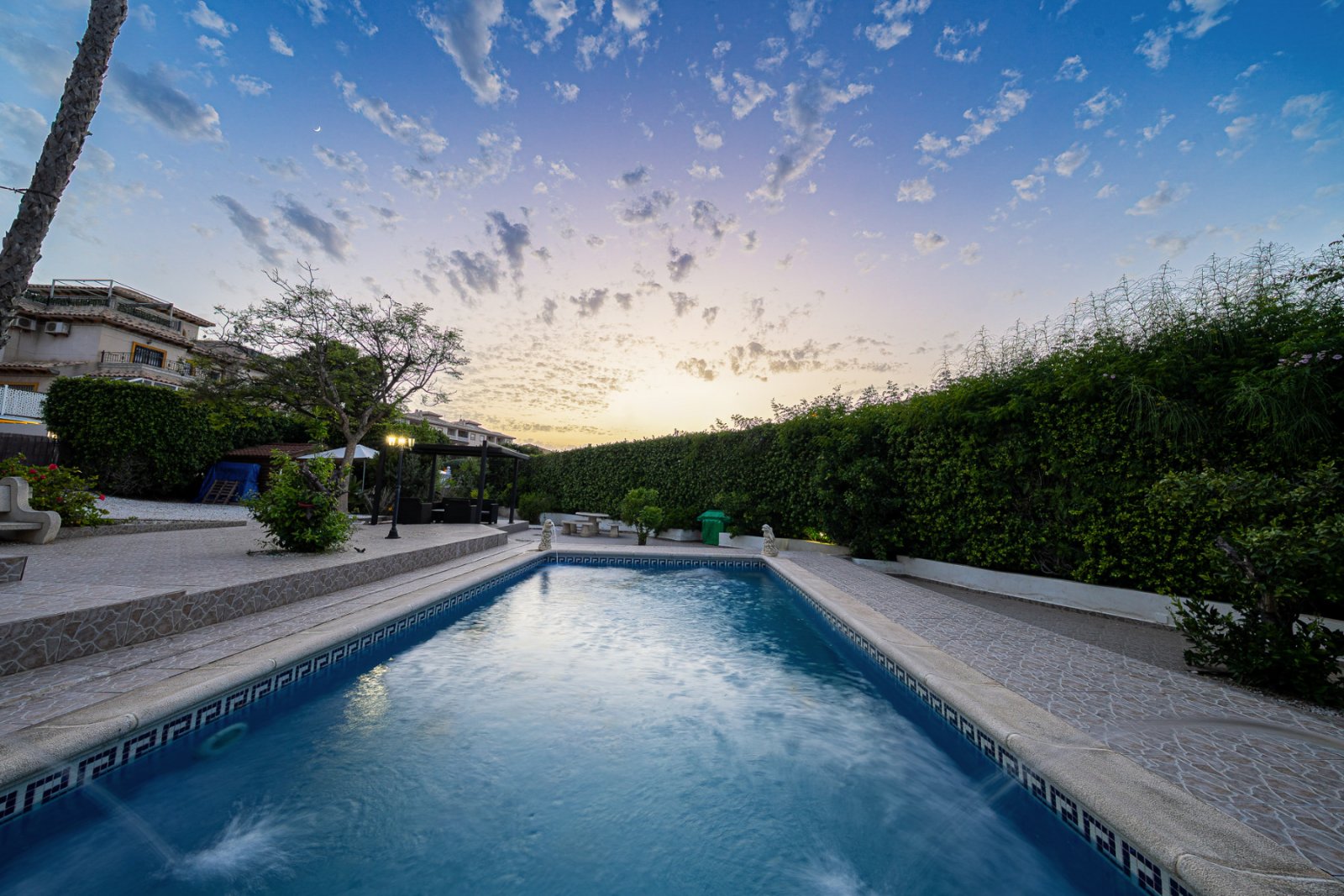In der begehrten, abgeschlossenen Wohnanlage Villas San José, zwischen La Zenia und Playa Flamenca gelegen, bietet diese freistehende Villa Privatsph