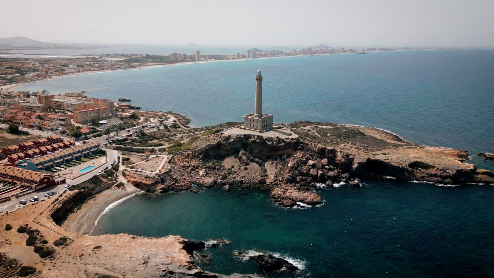 Im prestigeträchtigen Umfeld des La Manga Club gelegen, bietet diese Wohnanlage eine exklusive Auswahl von 19 Bungalows. Entworfen, um die Bedürfniss
