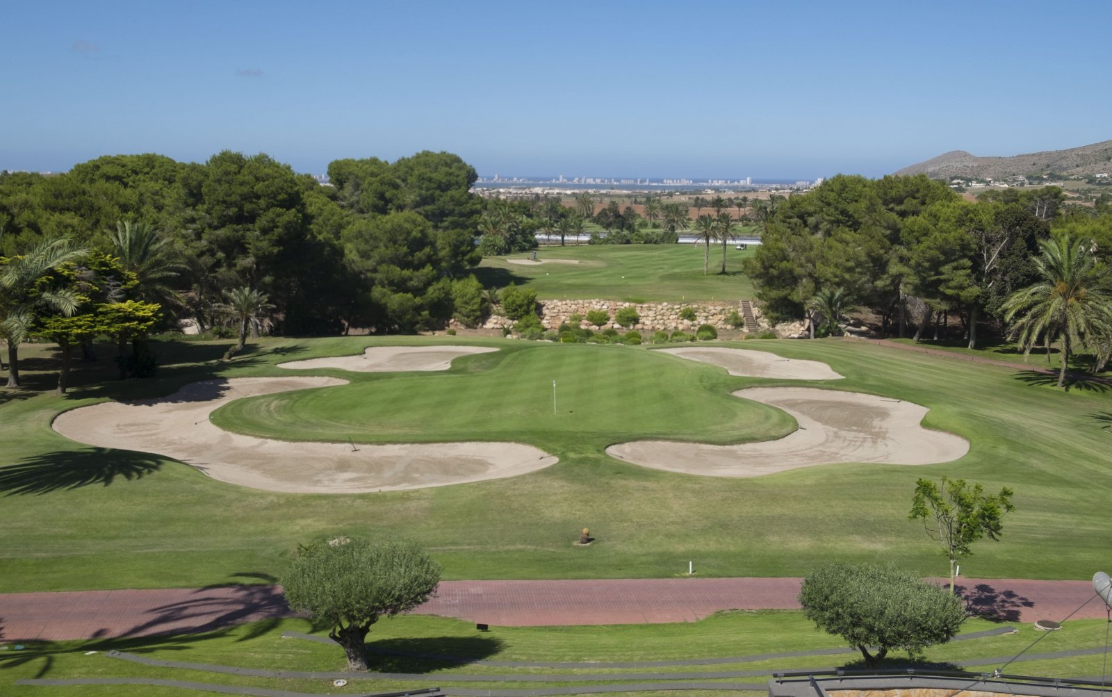 Im prestigeträchtigen Umfeld des La Manga Club gelegen, bietet diese Wohnanlage eine exklusive Auswahl von 19 Bungalows. Entworfen, um die Bedürfniss