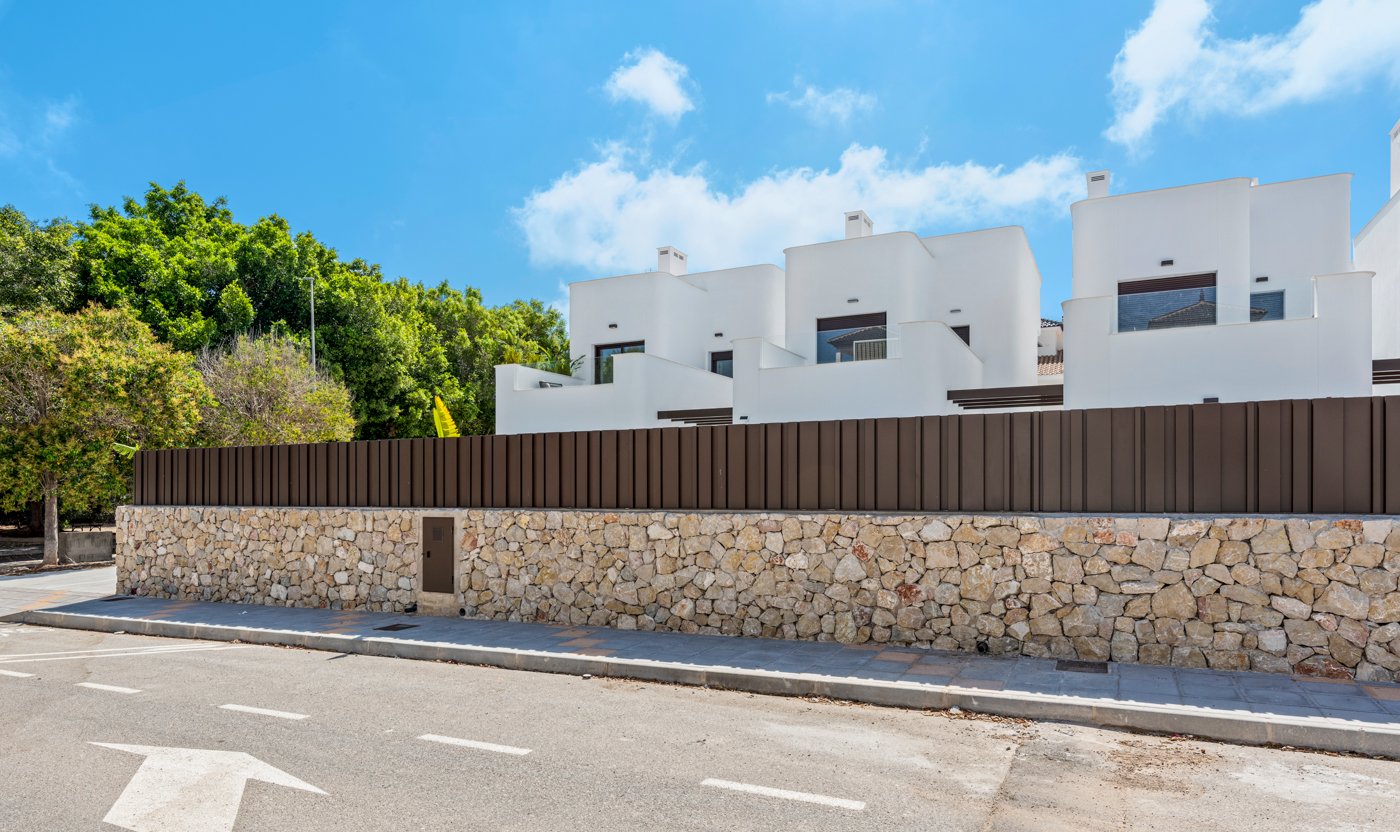 Im charmanten Ort Mil Palmeras gelegen, bietet dieses Ensemble freistehender Chalets eine einzigartige Gelegenheit, das Leben an der Costa Blanca zu